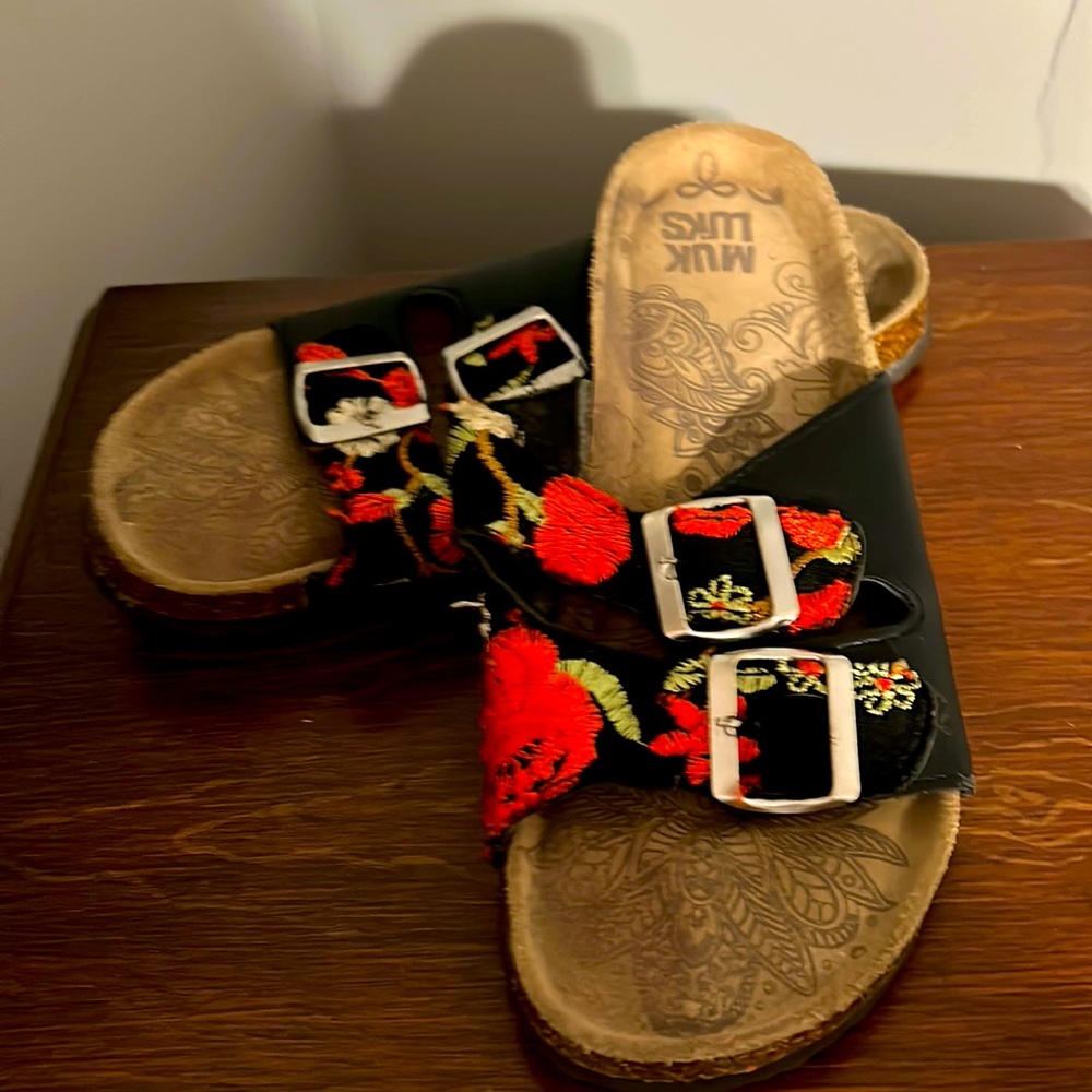 Embroidered MuK Luk Buckle Cork Sandel 8.5